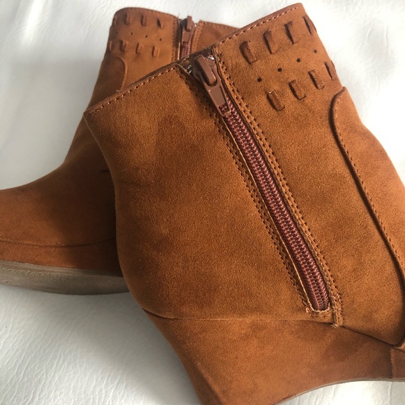 Excellent Condition!! Fringe Ankle Boots - Picture 4 of 7